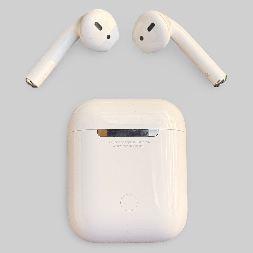 “SOLD” Apple AirPods with Charging Case
